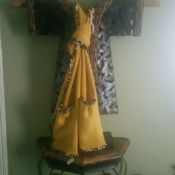 Scarf - Picture 1 of 3